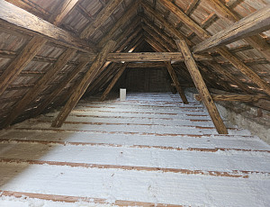 Zateplení stropu rodinného domu pomocí foukané izolace